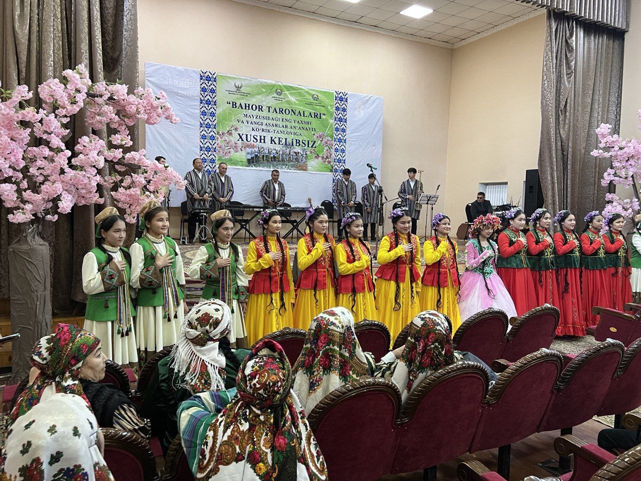 kitob sahifalaridan jaranglagan bahor taronalari